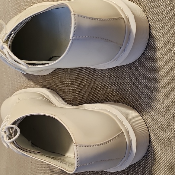 Dr. Martens Mono  White Oxford Leather Shoes - Picture 6 of 11